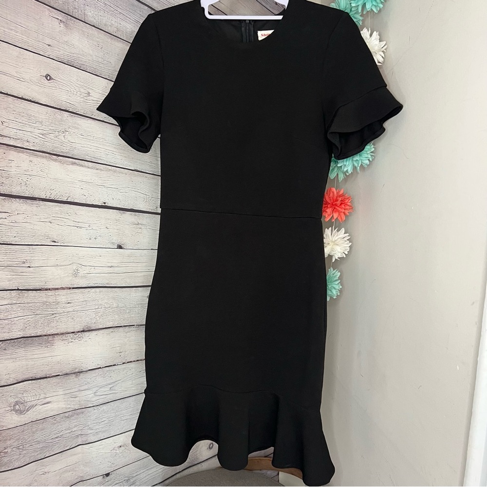 Showpo sz 6 Black shortsleeve peplum zip back flattering dress